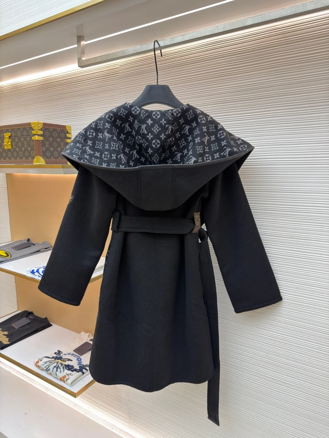 LOUIS VUITTON Wool lace-up hooded coat (mid-length) ●Original version: Purchased and developed by 36669 ●Item number: 1682297-J025 ●Fabric: wool fabric ●Technology: jacquard production ●Color: black ●Version: loose fit ●Weight: about 1575 grams ●Size: 34-36-38-40 ●Description: This presbyopic wool coat is made of double-sided blended wool fabric imported from Italy. The main part is made of high-density matte black wool, which has been pre-shrunk and steam-set to ensure that the fabric is stiff and not easily deformed. The large lapel and belt areas use jacquard weaving technology to present the classic presbyopic pattern as a three-dimensional texture. The pattern is digitally positioned and plated to ensure that the texture is symmetrical and clear. The body of the garment is unlined and double-sided sewn to reduce the weight of the garment while improving skin-friendliness. The cuffs and hem are hand-stitched to reveal exquisite details. The waist is customized with a wide belt of the same fabric, with an adjustable buckle design with invisible stitching, allowing the silhouette to be freely adjusted; the neckline adopts a double-layer composite structure, combined with the fixation process of hand-made arch stitches, to make the large lapels more three-dimensional. Every splicing follows the precision sewing standard of 1cm/8 stitches, perfectly integrating craftsmanship and design aesthetics. The overall wiring is straight and delicate, the fabric is comfortable and soft, and the color is consistent without color difference. It can be matched with the same style to create a fashionable look and control various occasions. Customized accessories, complete with three standards, same style for men and women!